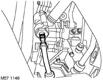 10. Разхлабете монтажната гайка, разкачете тръбопровода за високо налягане от помпата на кормилното…