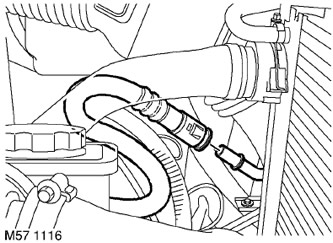 12. Разхлабете крепежните елементи и разкачете линията за ниско налягане от охладителя на течността.