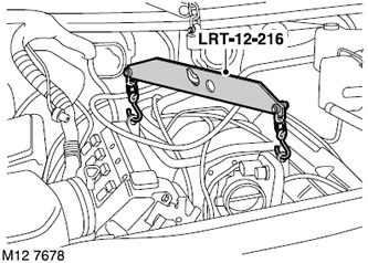 17. Инсталирайте инструмента LRT-12-216 върху монтажните примки на двигателя.