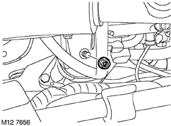 20. Отстранете гайката на дясната опора на двигателя.