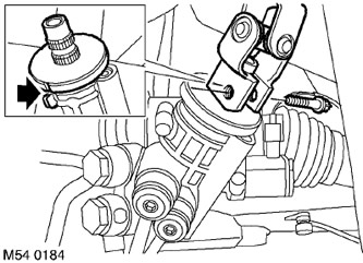 17. Прикрепете долния край на кормилния вал към вала на зъбното колело на кормилния механизъм, като…