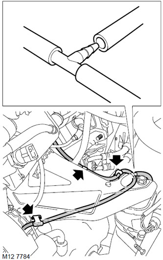 14. Освободете вакуумната линия от трите скоби на лявата стойка на двигателя.