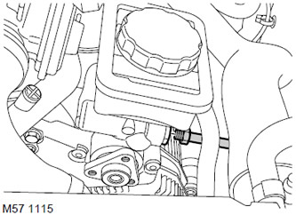 20. Разхлабете монтажната гайка, разкачете линията за високо налягане от помпата на кормилното…