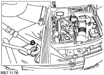 21. Отстранете гайката на скобата, закрепваща кормилната тръба към скобата.