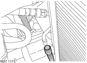22. Разхлабете и разкачете линията за ниско налягане от охладителя на течността.