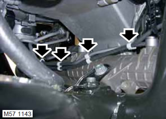 28. Разкачете 5-те скоби, закрепващи вакуумния маркуч към корпуса на кормилния механизъм.