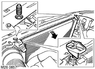 7. Scoateți cele 2 șuruburi care fixează radiatorul de panoul de blocare a capotei.