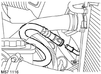 8. Инсталирайте контейнер за събиране на работната течност, разхлабете закрепването и изключете…