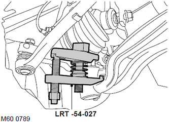 11. С помощта на инструмент LRT-54-027 освободете сферичния шарнир на долното рамо и разкачете…