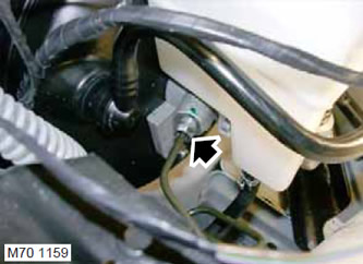 4. Разкачете спирачната тръба от главния цилиндър.