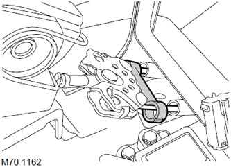 3. Освободете скобите и разкачете задвижващите кабели на ръчната спирачка от компенсатора.