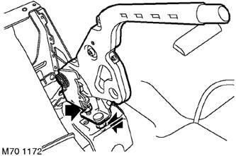 5. Развийте 2-те гайки, закрепващи лоста на ръчната спирачка.
