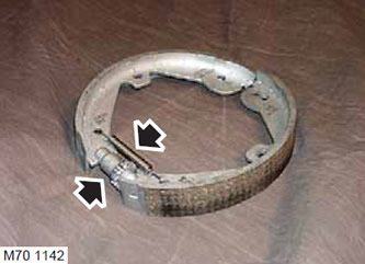 5. Разкачете пружината за долно опъване и регулиращия пръстен от спирачните накладки.