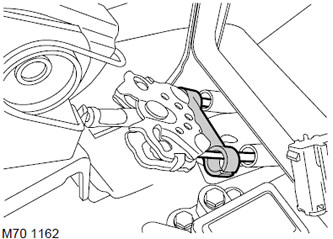 9. Освободете скобите и разкачете кабелите на задвижването на ръчната спирачка от кабелния…