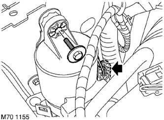 5. Отстранете винта, закрепващ скобата на помпата за предварително налягане към купето на…