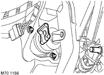 10. Извадете шплинта и махнете щифта, свързващ бутащия прът на вакуумния усилвател към педала на…