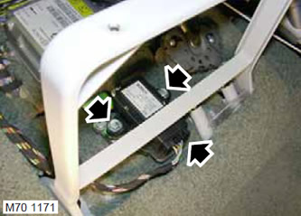 3. Отстранете 2-та винта, закрепващи сензора на системата за динамична стабилизация.