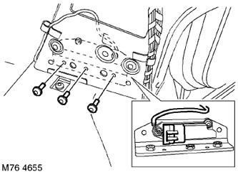 6. Отстранете и изхвърлете 3-те Torx винта, закрепващи скобата на сензора за страничен удар към…
