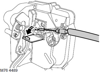 10. Отстранете заключващия модул с кабела за отключване на вратата отвътре.