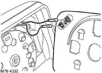 4. Разкачете двата терминала от огледалното стъкло и отстранете огледалното стъкло.