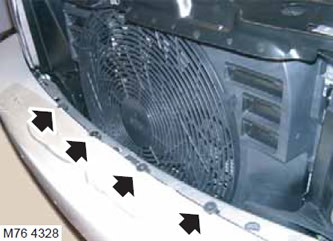 6. Отстранете 4-те винта, закрепващи бронята към рафта на гредата на бронята.