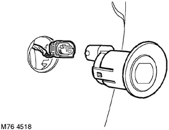 9. За превозни средства, оборудвани със сензори за помощ при паркиране: Разкачете 4-те съединителни…