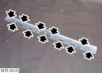 2. Отстранете 7-те скоби от тапицерията на задната врата.