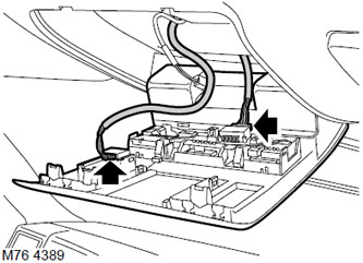 2. Разкачете конекторите от превключвателите и абажура. Отстранете модула на конзолата.