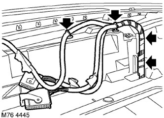 10. Освободете 4-те скоби, закрепващи кабелния сноп на арматурното табло към опората.
