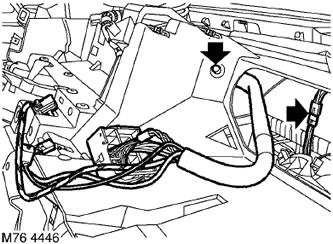 11. Освободете фиксатора на колана на касетата и CD плейъра.