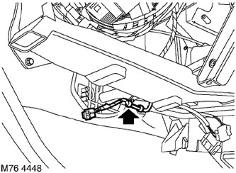 13. Освободете задържащата скоба за кабелния сноп надолу от страната на водача.