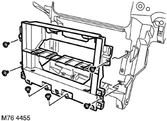 23. Отстранете 6-те винта Torx, закрепващи скобата на контролния модул на нагревателя, и отстранете…