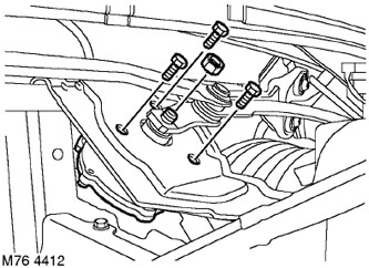 23. След като отбележите фиксираното положение, развийте гайката и изключете пръта от двигателя на…
