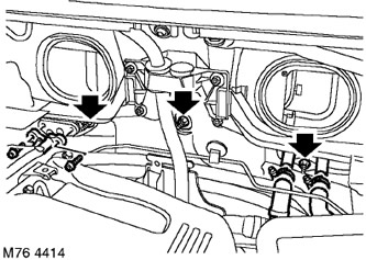 26. Отстранете 2-те шестограмни винта, закрепващи тръбите на климатика към преградата, разкачете…