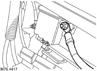 36. Изключете «положителния» кабел от кутията с предпазители под контролния панел.