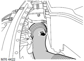 45. Освободете и отстранете тръбата за всмукване на въздух от вътрешното крило.