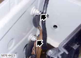 46. Развийте гайките и изключете заземяващите клеми на кабелния сноп.