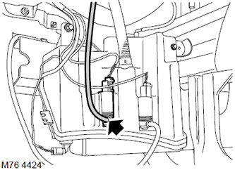 48. Изключете маркуча от помпата за миене на задното стъкло.