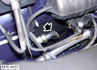 56. Изключете съединителния блок от превключвателя на климатика.