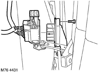 61. Отстранете винта, закрепващ съединителния блок на кабелния сноп на вратата към колона «A» и…