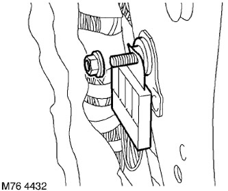 62. Развийте гайката, закрепваща клемата за заземяване към колона «A» и отстранете клемата.