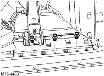 63. Повдигнете килима и отстранете 3-те скоби, закрепващи защитния екран на кабелния сноп към…