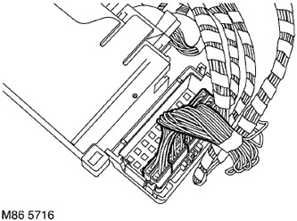 64. Освободете фиксатора на конектора, който закрепва конектора към скобата на блока за управление…