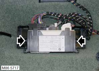 65. Отстранете 2-те гайки и плъзнете контролния компютър на тялото (BCU) настрани.