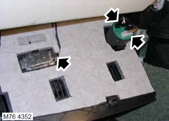 3. Освободете долния щит, разкачете съединителните блокове за звуковата аларма и лампата и…