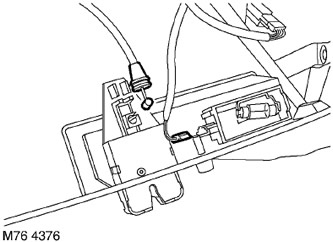 6. Изключете съединителния блок от лампата на жабката.