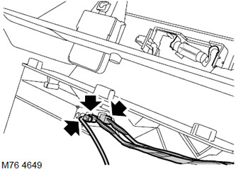9. Ако е инсталиран на превозно средство: Извадете CD чейнджъра от жабката и разкачете кабелния…