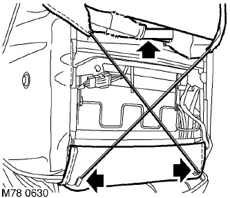 7. Разкачете 2-те опъващи въжета от горната част на тапицерията на облегалката на седалката.