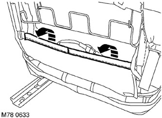 13. Освободете лентата, закрепваща тапицерията на облегалката на седалката към долната рамка.