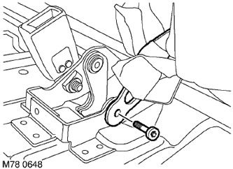 7. Отстранете и изхвърлете винта Torx, закрепващ предпазния колан към рамката на седалката.